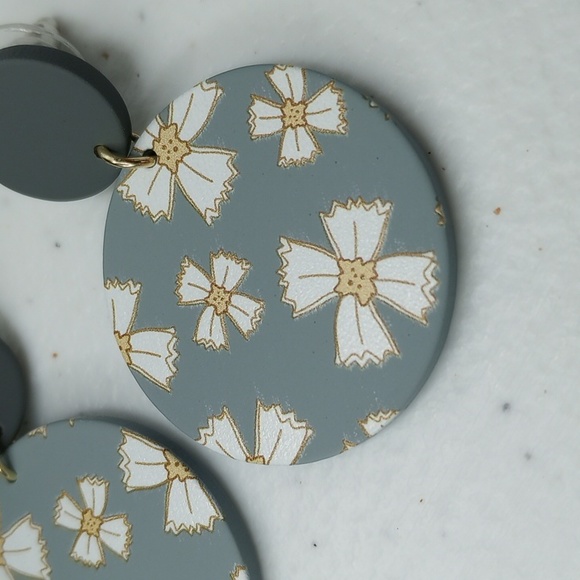 Flower desing Dangle earrings - Picture 3 of 10